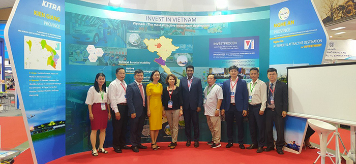 Doanh nghiệp nước ngoài đến tham quan gian hàng tỉnh Kiên Giang tại Hội chợ Thương mại quốc tế Việt Nam - VIETNAMEXPO 2020 Hà Nội. Ảnh: Văn Hải